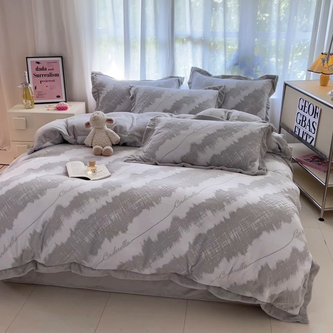91家纺网 家纺一手货源 找家纺 言一 2025新款A类全消光超柔260G立体雕花牛奶绒加厚法式宽边四件套 时光格韵-灰