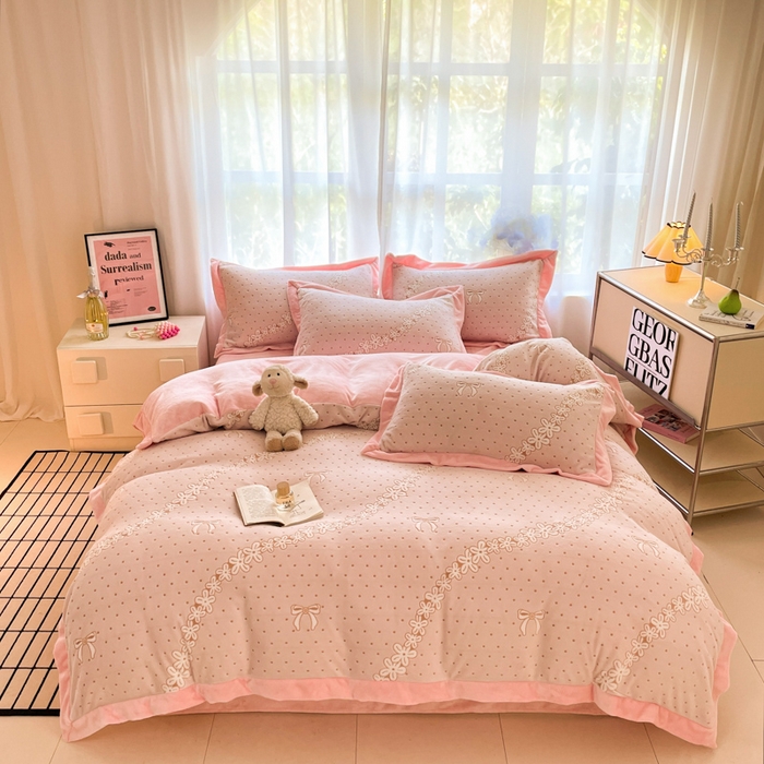 91家纺网 家纺一手货源 找家纺 言一 2025新款A类全消光超柔260G立体雕花牛奶绒加厚法式宽边四件套 甜梦絮语-粉