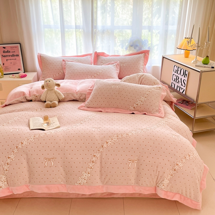 91家纺网 家纺一手货源 找家纺 言一 2025新款A类全消光超柔260G立体雕花牛奶绒加厚法式宽边四件套 甜梦絮语-粉