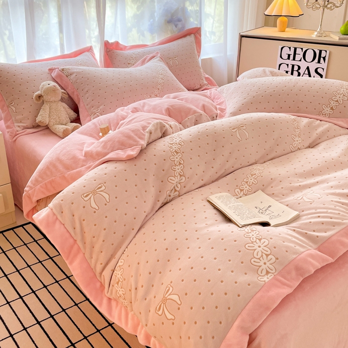 91家纺网 家纺一手货源 找家纺 言一 2025新款A类全消光超柔260G立体雕花牛奶绒加厚法式宽边四件套 甜梦絮语-粉