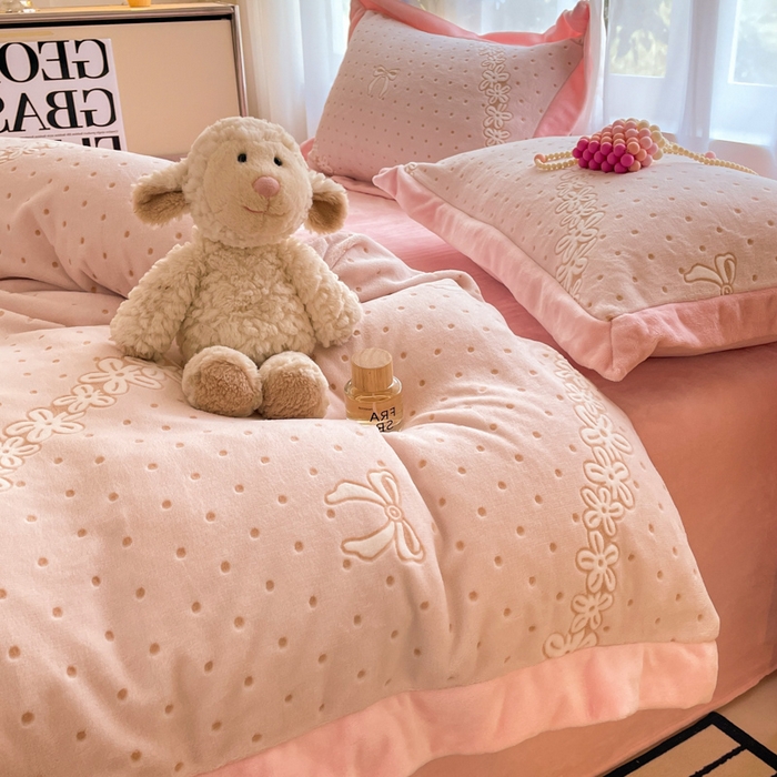 91家纺网 家纺一手货源 找家纺 言一 2025新款A类全消光超柔260G立体雕花牛奶绒加厚法式宽边四件套 甜梦絮语-粉
