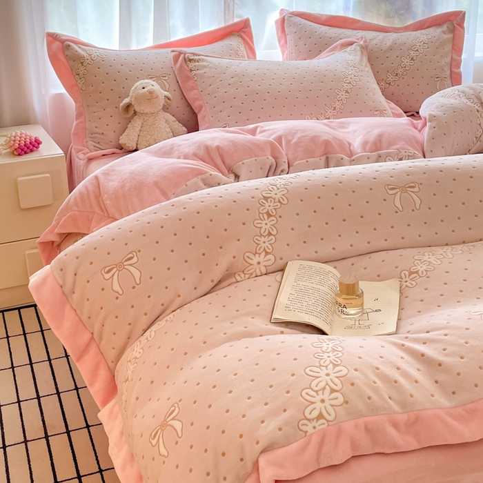 91家纺网 家纺一手货源 找家纺 言一 2025新款A类全消光超柔260G立体雕花牛奶绒加厚法式宽边四件套 甜梦絮语-粉