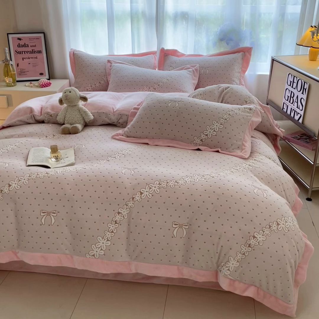 91家纺网 家纺一手货源 找家纺 言一 2025新款A类全消光超柔260G立体雕花牛奶绒加厚法式宽边四件套 甜梦絮语-粉