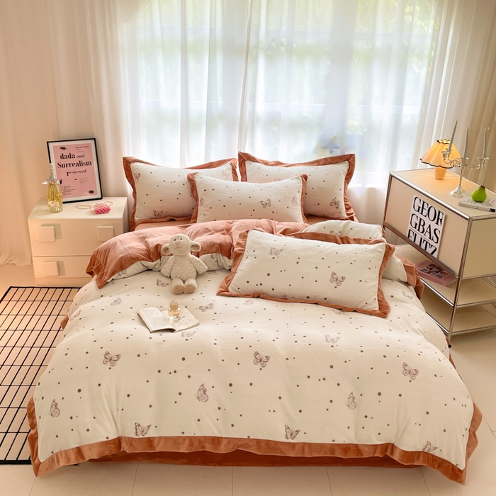 91家纺网 家纺一手货源 找家纺 言一 2025新款A类全消光超柔260G立体雕花牛奶绒加厚法式宽边四件套 荧光蝶影-橘咖
