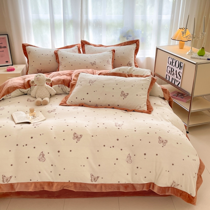 91家纺网 家纺一手货源 找家纺 言一 2025新款A类全消光超柔260G立体雕花牛奶绒加厚法式宽边四件套 荧光蝶影-橘咖