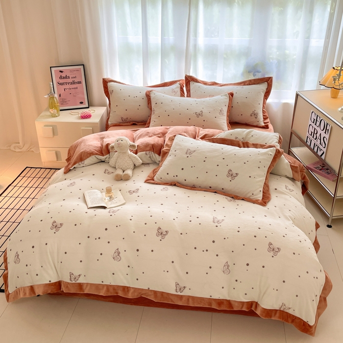 91家纺网 家纺一手货源 找家纺 言一 2025新款A类全消光超柔260G立体雕花牛奶绒加厚法式宽边四件套 荧光蝶影-橘咖