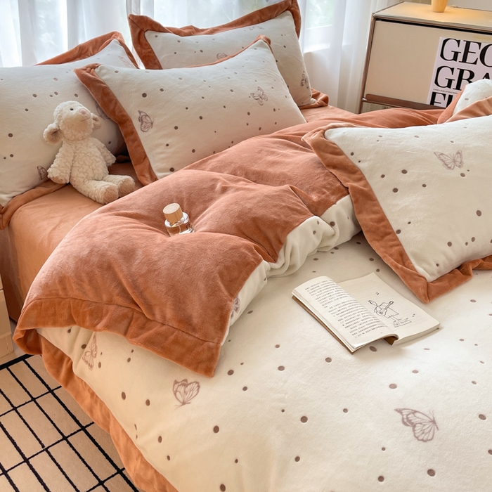 91家纺网 家纺一手货源 找家纺 言一 2025新款A类全消光超柔260G立体雕花牛奶绒加厚法式宽边四件套 荧光蝶影-橘咖