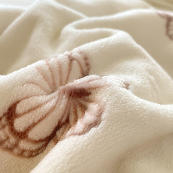 91家纺网 家纺一手货源 找家纺 言一 2025新款A类全消光超柔260G立体雕花牛奶绒加厚法式宽边四件套 荧光蝶影-橘咖