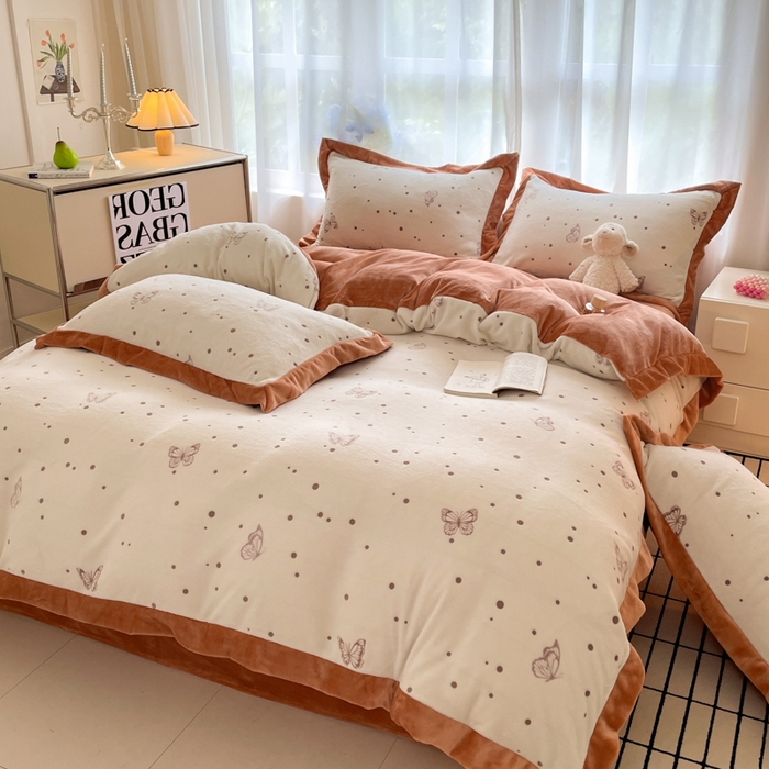 91家纺网 家纺一手货源 找家纺 言一 2025新款A类全消光超柔260G立体雕花牛奶绒加厚法式宽边四件套 荧光蝶影-橘咖