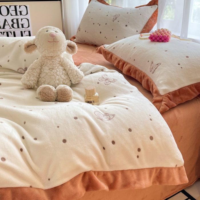 91家纺网 家纺一手货源 找家纺 言一 2025新款A类全消光超柔260G立体雕花牛奶绒加厚法式宽边四件套 荧光蝶影-橘咖