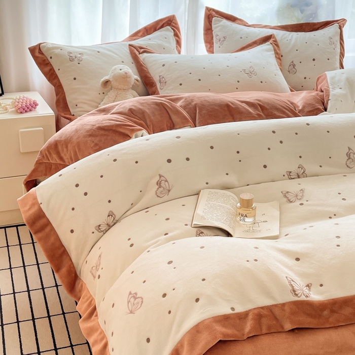 91家纺网 家纺一手货源 找家纺 言一 2025新款A类全消光超柔260G立体雕花牛奶绒加厚法式宽边四件套 荧光蝶影-橘咖