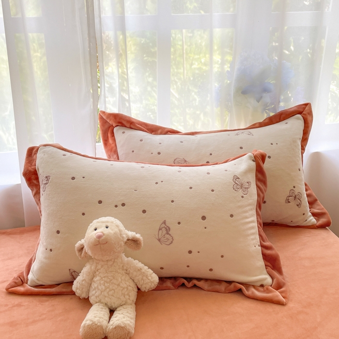 91家纺网 家纺一手货源 找家纺 言一 2025新款A类全消光超柔260G立体雕花牛奶绒加厚法式宽边四件套 荧光蝶影-橘咖