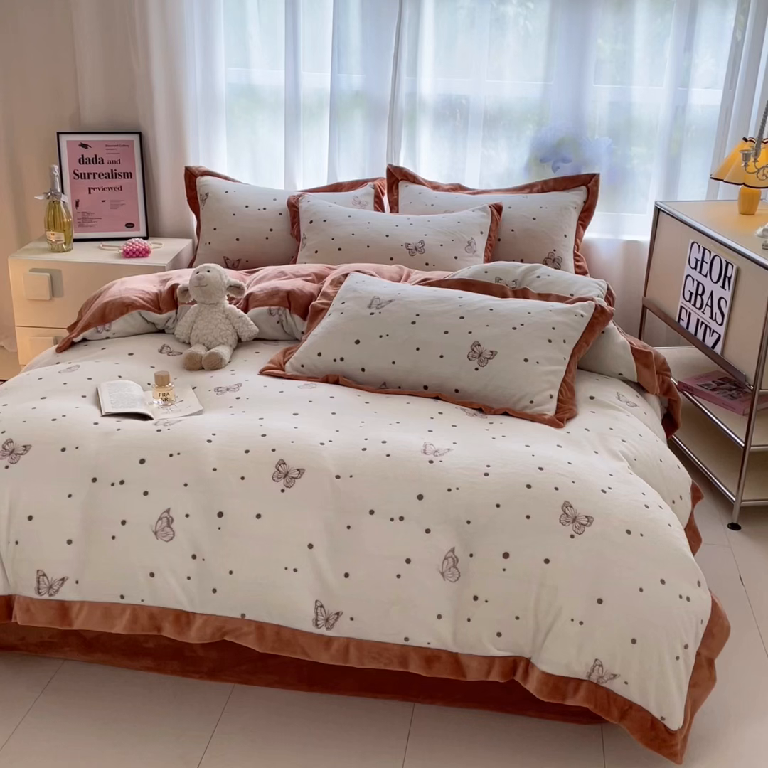 91家纺网 家纺一手货源 找家纺 言一 2025新款A类全消光超柔260G立体雕花牛奶绒加厚法式宽边四件套 荧光蝶影-橘咖