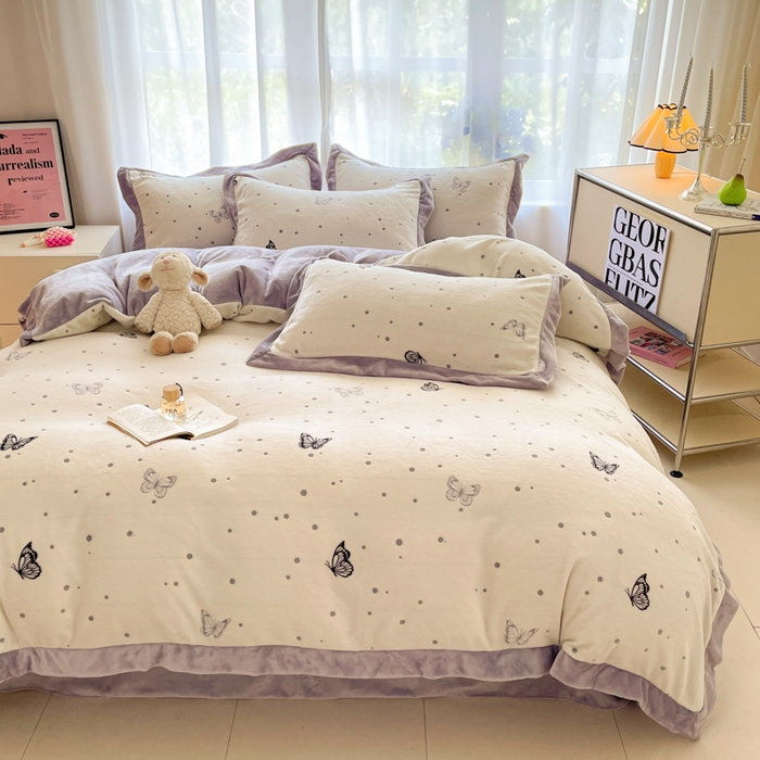 91家纺网 家纺一手货源 找家纺 言一 2025新款A类全消光超柔260G立体雕花牛奶绒加厚法式宽边四件套 荧光蝶影-紫