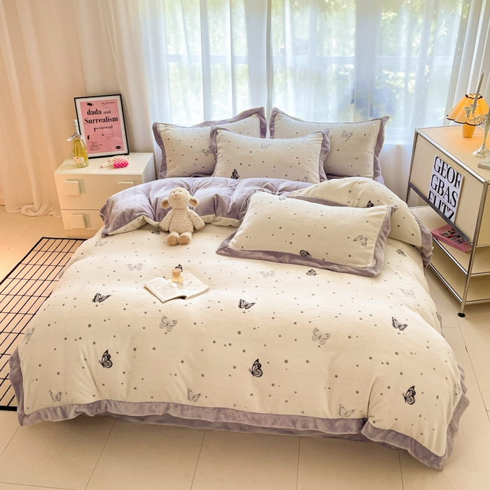 91家纺网 家纺一手货源 找家纺 言一 2025新款A类全消光超柔260G立体雕花牛奶绒加厚法式宽边四件套 荧光蝶影-紫