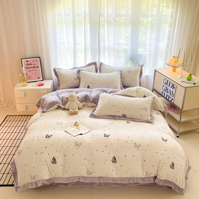 91家纺网 家纺一手货源 找家纺 言一 2025新款A类全消光超柔260G立体雕花牛奶绒加厚法式宽边四件套 荧光蝶影-紫