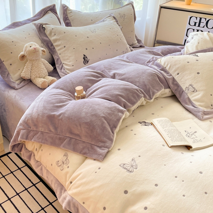 91家纺网 家纺一手货源 找家纺 言一 2025新款A类全消光超柔260G立体雕花牛奶绒加厚法式宽边四件套 荧光蝶影-紫