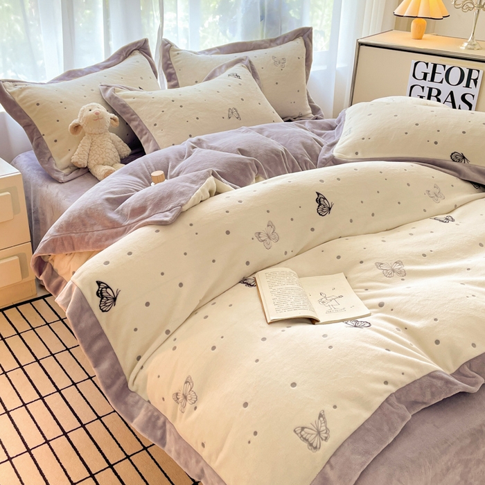 91家纺网 家纺一手货源 找家纺 言一 2025新款A类全消光超柔260G立体雕花牛奶绒加厚法式宽边四件套 荧光蝶影-紫