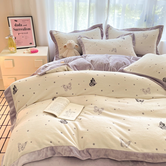 91家纺网 家纺一手货源 找家纺 言一 2025新款A类全消光超柔260G立体雕花牛奶绒加厚法式宽边四件套 荧光蝶影-紫