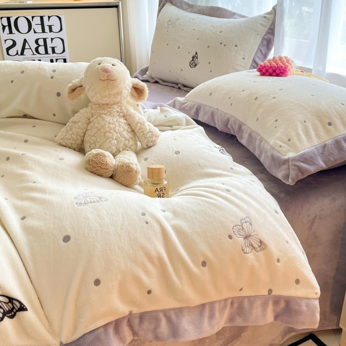 91家纺网 家纺一手货源 找家纺 言一 2025新款A类全消光超柔260G立体雕花牛奶绒加厚法式宽边四件套 荧光蝶影-紫