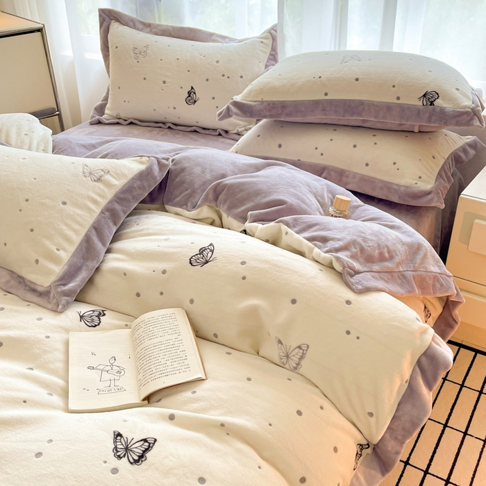 91家纺网 家纺一手货源 找家纺 言一 2025新款A类全消光超柔260G立体雕花牛奶绒加厚法式宽边四件套 荧光蝶影-紫