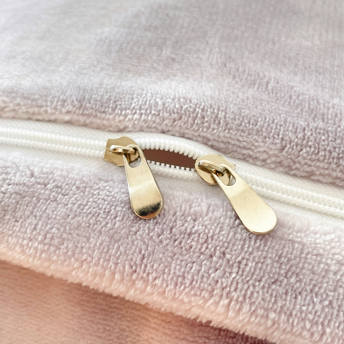 91家纺网 家纺一手货源 找家纺 言一 2025新款A类全消光超柔260G立体雕花牛奶绒加厚法式宽边四件套 荧光蝶影-紫