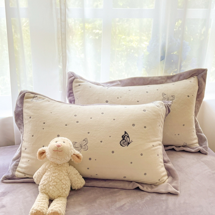 91家纺网 家纺一手货源 找家纺 言一 2025新款A类全消光超柔260G立体雕花牛奶绒加厚法式宽边四件套 荧光蝶影-紫