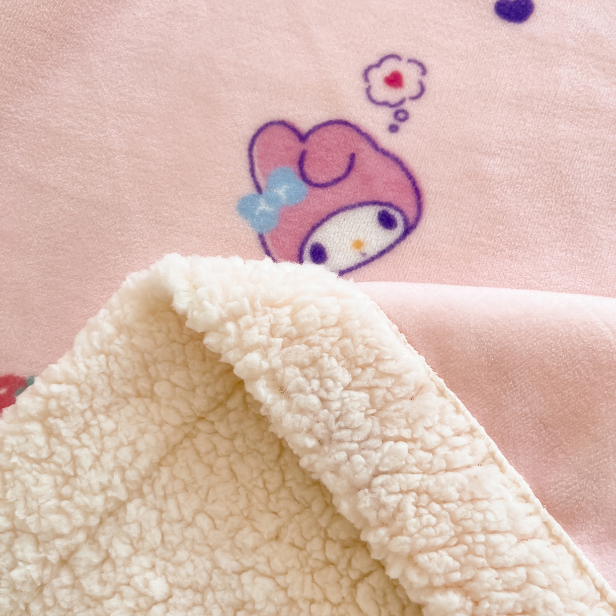 91家纺网 家纺一手货源 找家纺 金爱家 2025新款A类三丽鸥正版授权少女可爱卡通加厚牛奶绒羊羔绒毛毯多功能四季毛毯毯子 绒毛毯-MT三丽鸥草莓美乐蒂