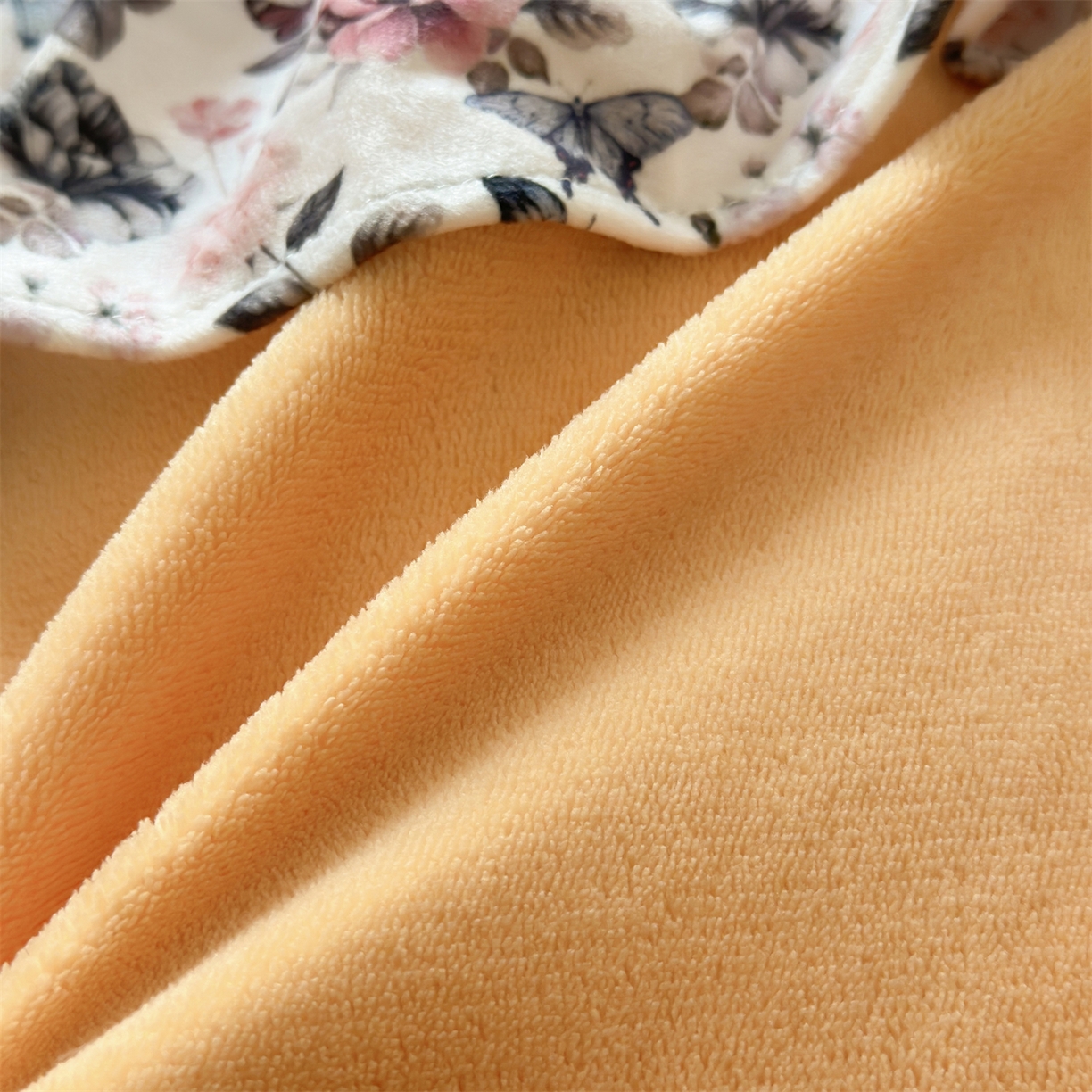 91家纺网 家纺一手货源 找家纺 兰紫橙家纺 2025新款印花蝴蝶花边款牛奶绒四件套 花边款-雏菊黄