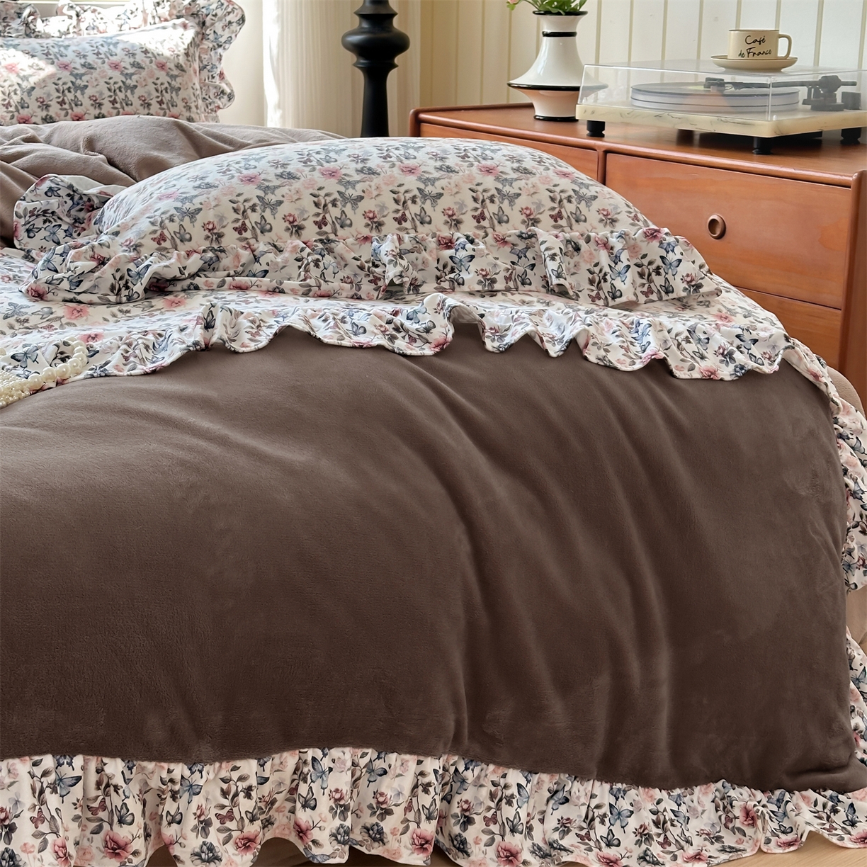 91家纺网 家纺一手货源 找家纺 兰紫橙家纺 2025新款印花蝴蝶花边款牛奶绒四件套 花边款-摩卡棕
