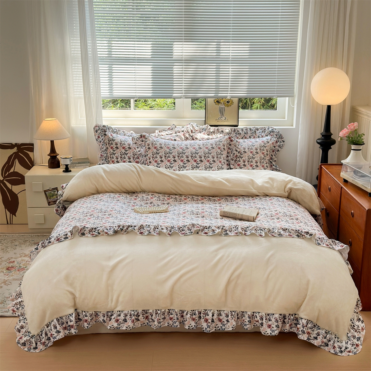 91家纺网 家纺一手货源 找家纺 兰紫橙家纺 2025新款印花蝴蝶花边款牛奶绒四件套 花边款-奶昔白