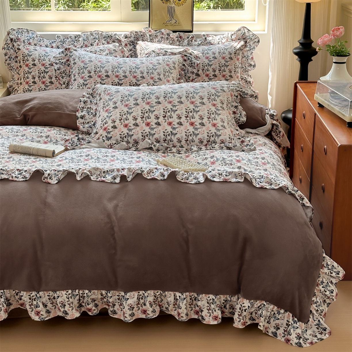91家纺网 家纺一手货源 找家纺 兰紫橙家纺 2025新款印花蝴蝶花边款牛奶绒四件套 花边款-摩卡棕