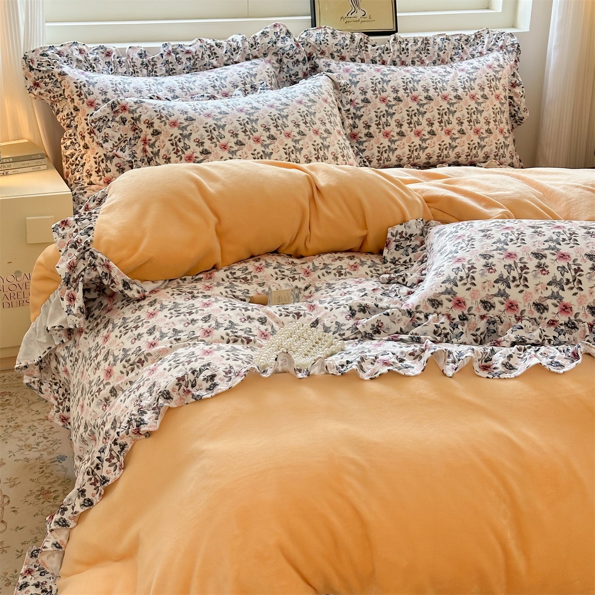 91家纺网 家纺一手货源 找家纺 兰紫橙家纺 2025新款印花蝴蝶花边款牛奶绒四件套 花边款-雏菊黄