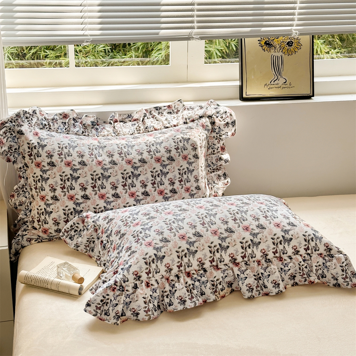 91家纺网 家纺一手货源 找家纺 兰紫橙家纺 2025新款印花蝴蝶花边款牛奶绒四件套 花边款-奶昔白