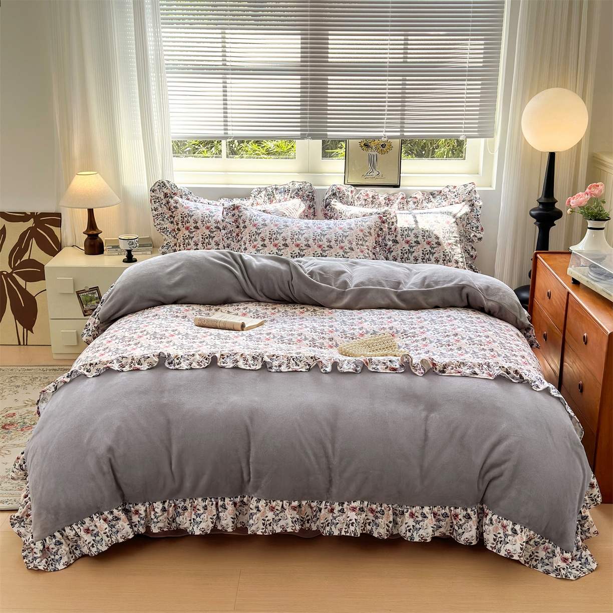 91家纺网 家纺一手货源 找家纺 兰紫橙家纺 2025新款印花蝴蝶花边款牛奶绒四件套 花边款-绅士灰