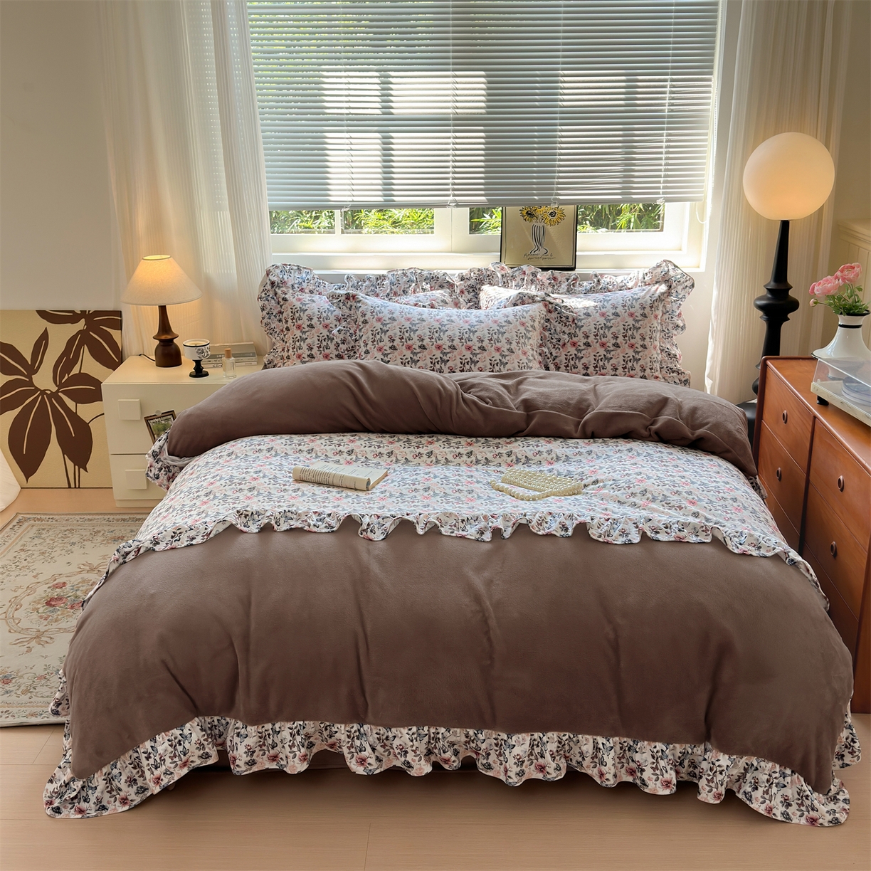 91家纺网 家纺一手货源 找家纺 兰紫橙家纺 2025新款印花蝴蝶花边款牛奶绒四件套 花边款-摩卡棕
