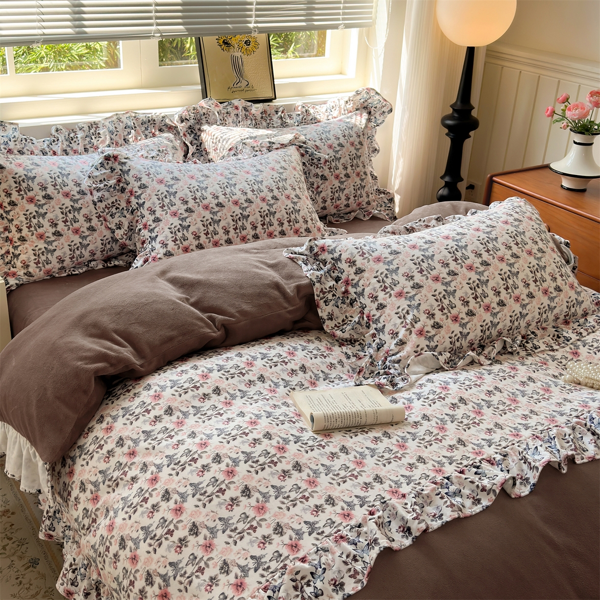 91家纺网 家纺一手货源 找家纺 兰紫橙家纺 2025新款印花蝴蝶花边款牛奶绒四件套 花边款-摩卡棕