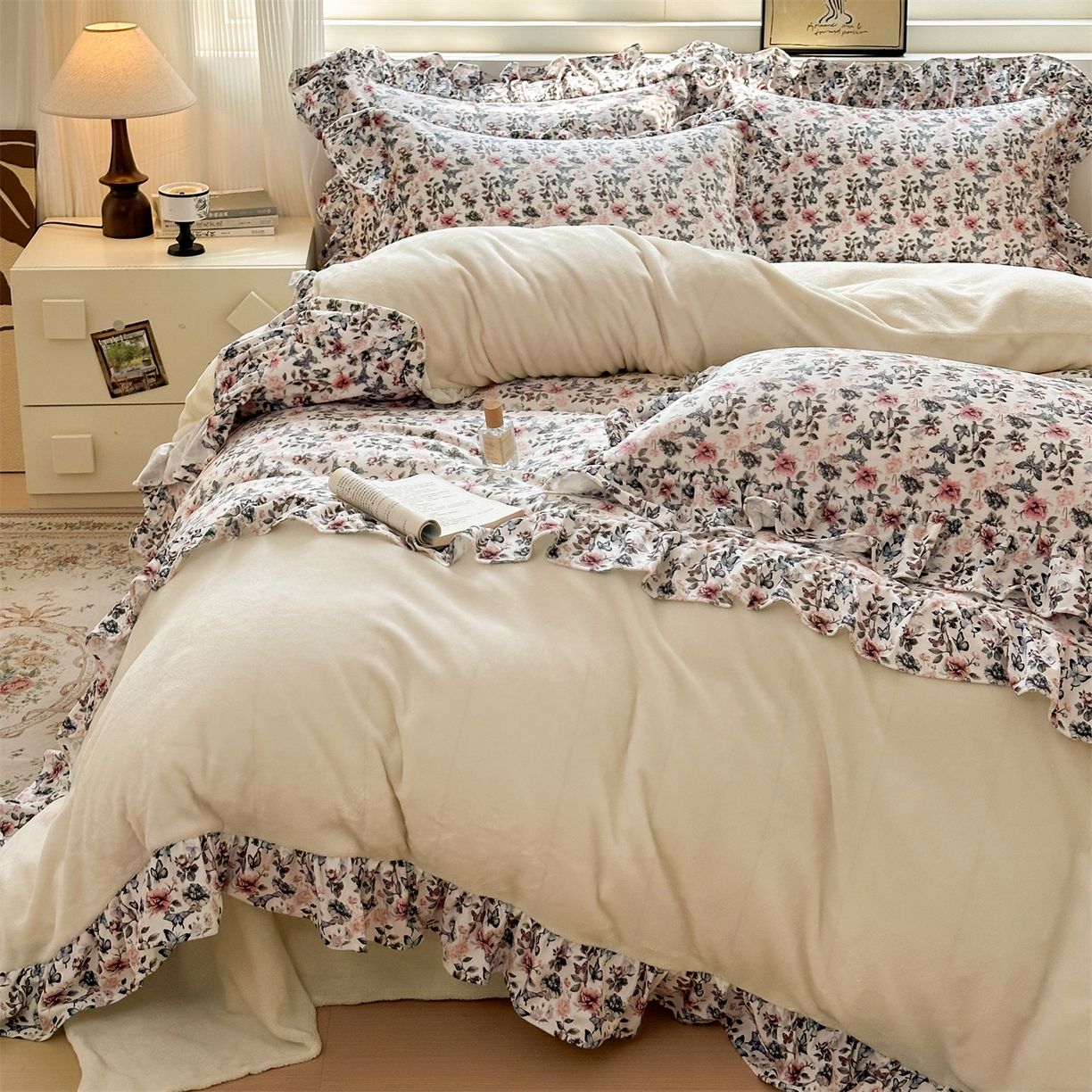 91家纺网 家纺一手货源 找家纺 兰紫橙家纺 2025新款印花蝴蝶花边款牛奶绒四件套 花边款-奶昔白