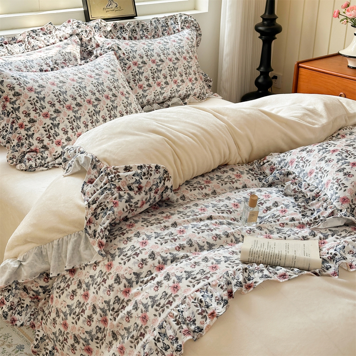 91家纺网 家纺一手货源 找家纺 兰紫橙家纺 2025新款印花蝴蝶花边款牛奶绒四件套 花边款-奶昔白