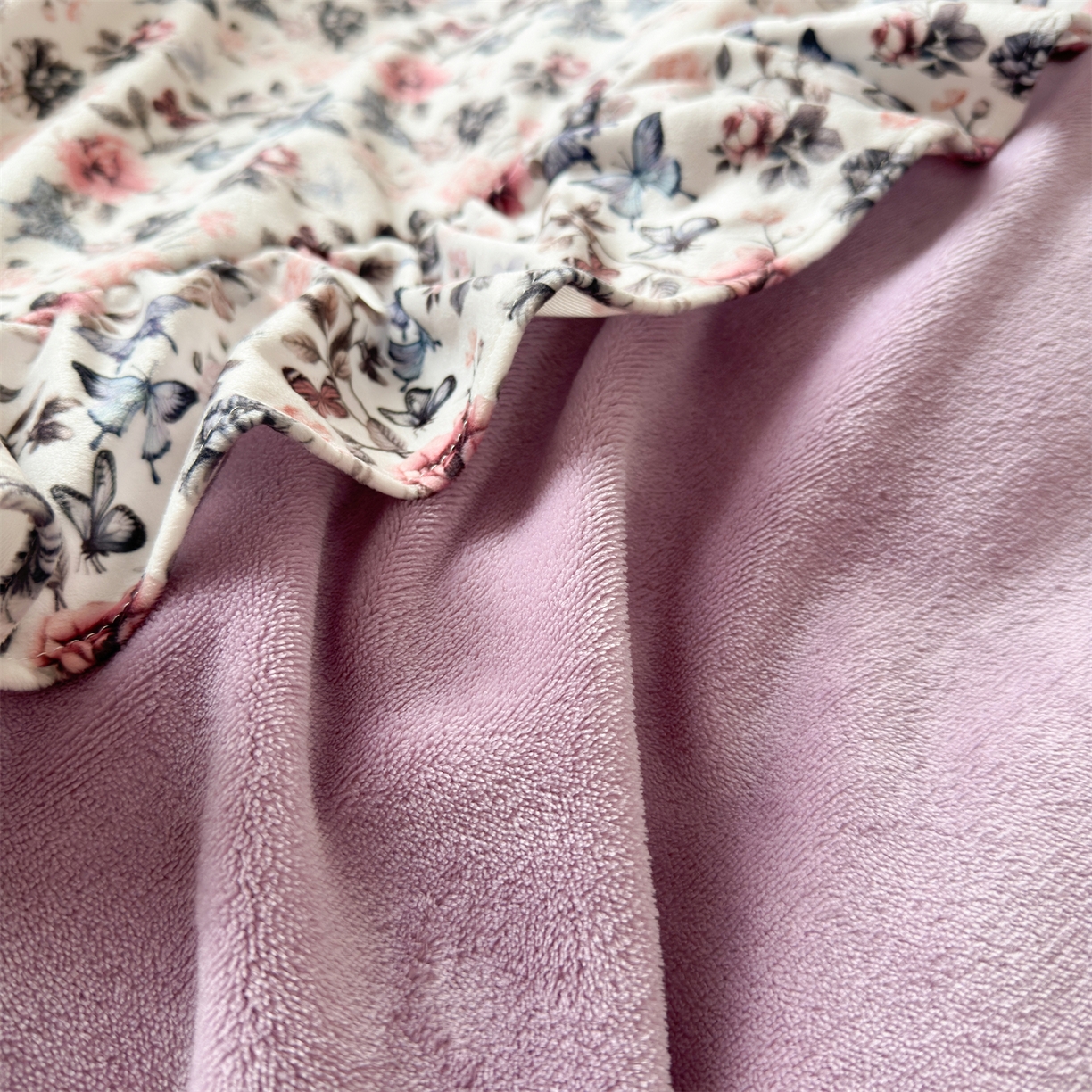 91家纺网 家纺一手货源 找家纺 兰紫橙家纺 2025新款印花蝴蝶花边款牛奶绒四件套 花边款-罗兰紫