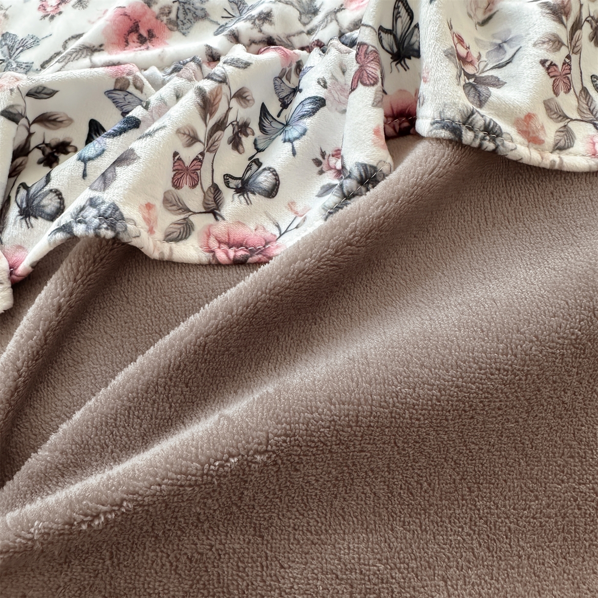 91家纺网 家纺一手货源 找家纺 兰紫橙家纺 2025新款印花蝴蝶花边款牛奶绒四件套 花边款-摩卡棕