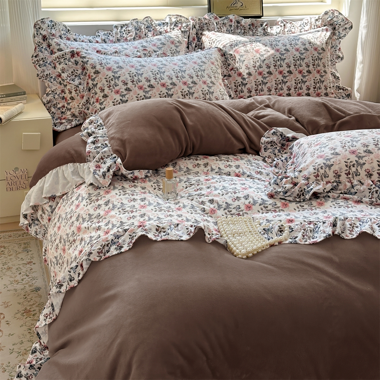 91家纺网 家纺一手货源 找家纺 兰紫橙家纺 2025新款印花蝴蝶花边款牛奶绒四件套 花边款-摩卡棕