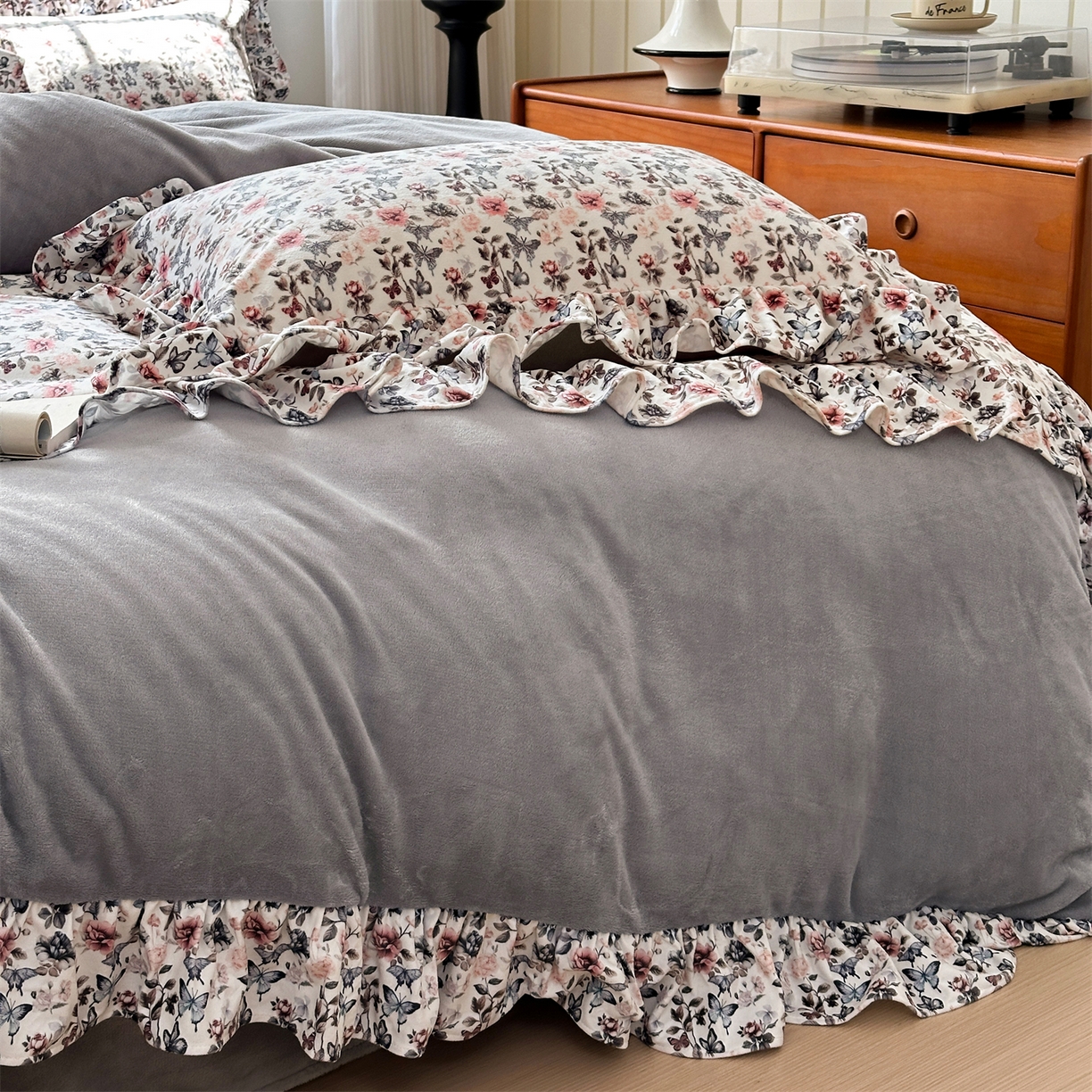 91家纺网 家纺一手货源 找家纺 兰紫橙家纺 2025新款印花蝴蝶花边款牛奶绒四件套 花边款-绅士灰