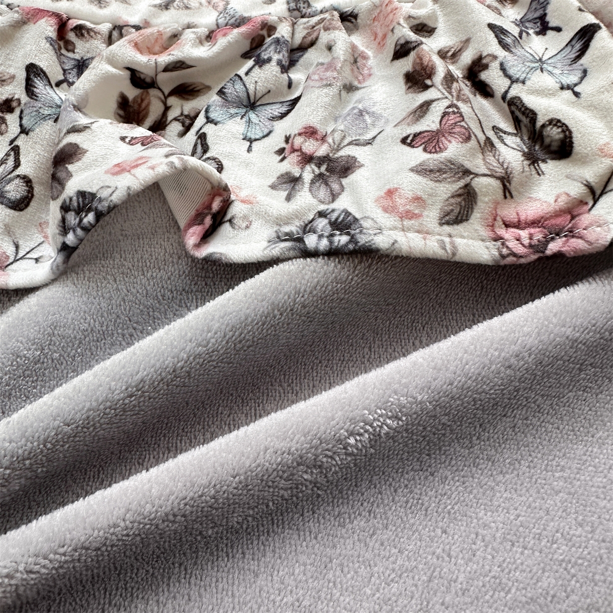 91家纺网 家纺一手货源 找家纺 兰紫橙家纺 2025新款印花蝴蝶花边款牛奶绒四件套 花边款-绅士灰