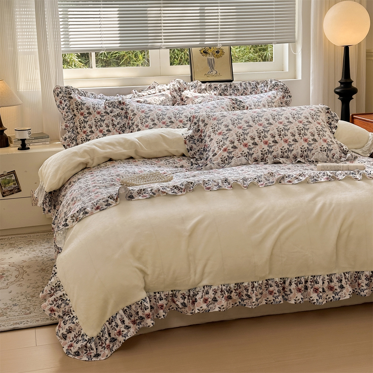 91家纺网 家纺一手货源 找家纺 兰紫橙家纺 2025新款印花蝴蝶花边款牛奶绒四件套 花边款-奶昔白