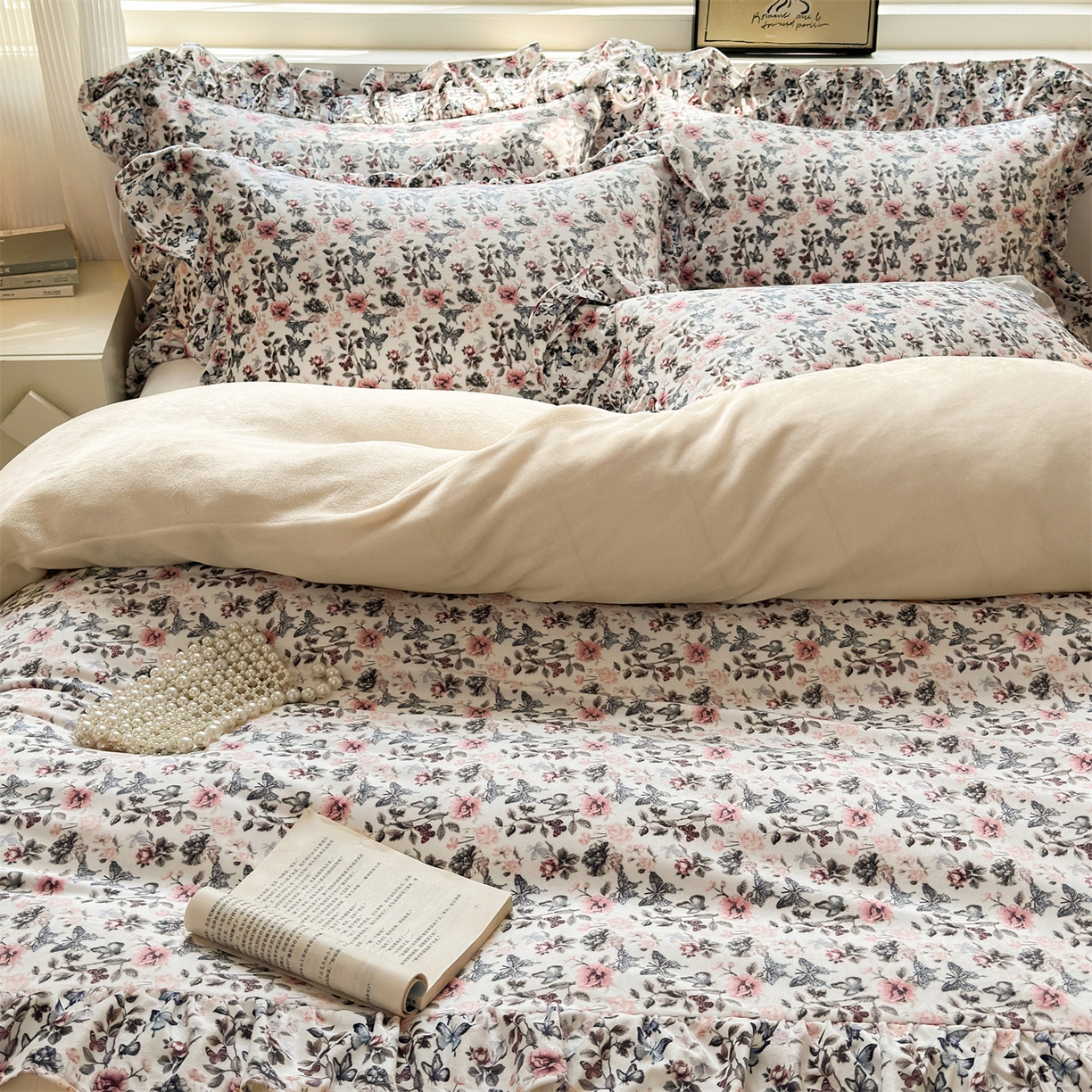 91家纺网 家纺一手货源 找家纺 兰紫橙家纺 2025新款印花蝴蝶花边款牛奶绒四件套 花边款-奶昔白