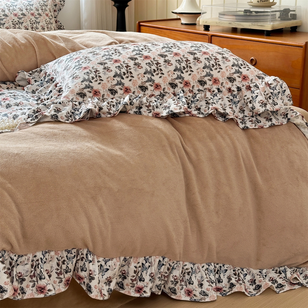 91家纺网 家纺一手货源 找家纺 兰紫橙家纺 2025新款印花蝴蝶花边款牛奶绒四件套 花边款-奶油驼