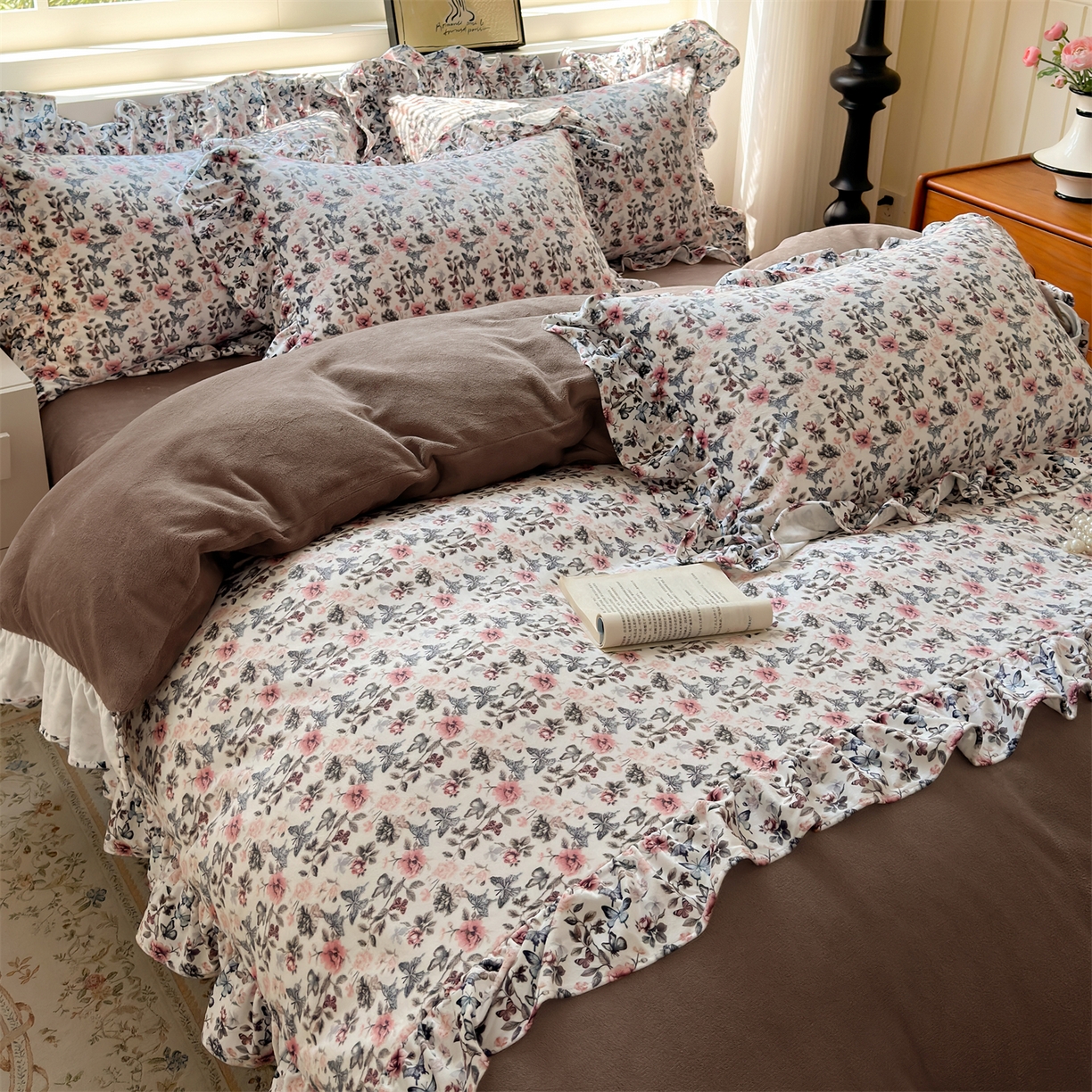 91家纺网 家纺一手货源 找家纺 兰紫橙家纺 2025新款印花蝴蝶花边款牛奶绒四件套 花边款-摩卡棕