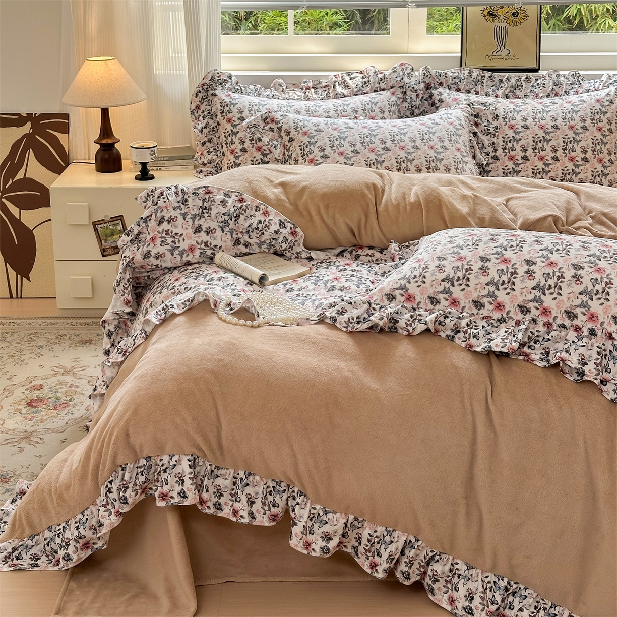 91家纺网 家纺一手货源 找家纺 兰紫橙家纺 2025新款印花蝴蝶花边款牛奶绒四件套 花边款-奶油驼