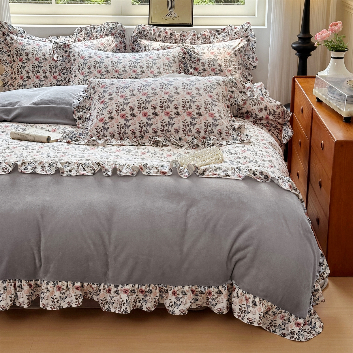 91家纺网 家纺一手货源 找家纺 兰紫橙家纺 2025新款印花蝴蝶花边款牛奶绒四件套 花边款-绅士灰